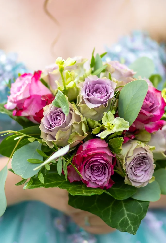Brautstrauß Bad Driburg Bunte Blumengesteck mit rosa und lila Rosen sowie grünen Blättern.