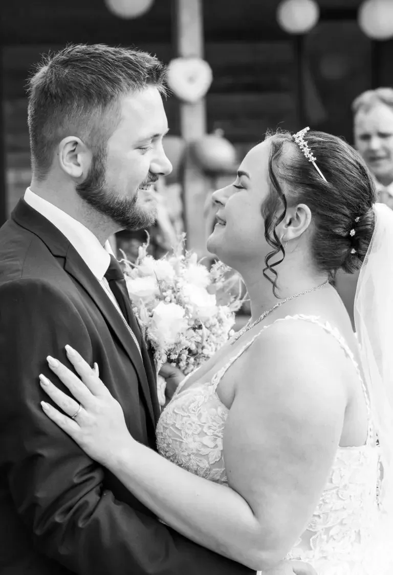 Bad Driburg Hochzeit Ein glückliches Paar schaut sich liebevoll in die Augen während ihrer Hochzeit.