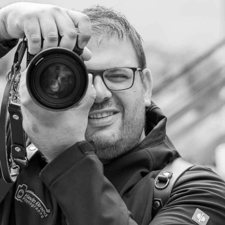 Kevin Brand Hochzeitsfotograf fängt ein Brautpaar in einer malerischen Umgebung ein.