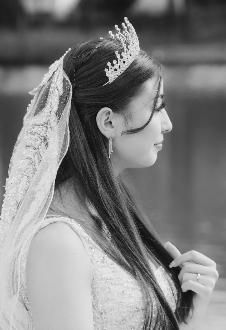 Braut posiert im Gräflichem Park Porträt einer Frau mit Tiara und Schleier, Profilansicht am Wasser.