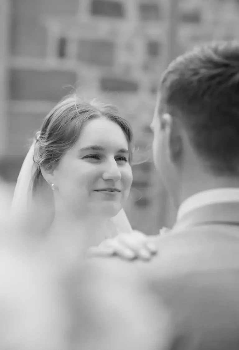 Hochzeitsfotograf Bad Driburg Braut und Bräutigam blicken sich liebevoll in die Augen, umgeben von einer sanften Atmosphäre.