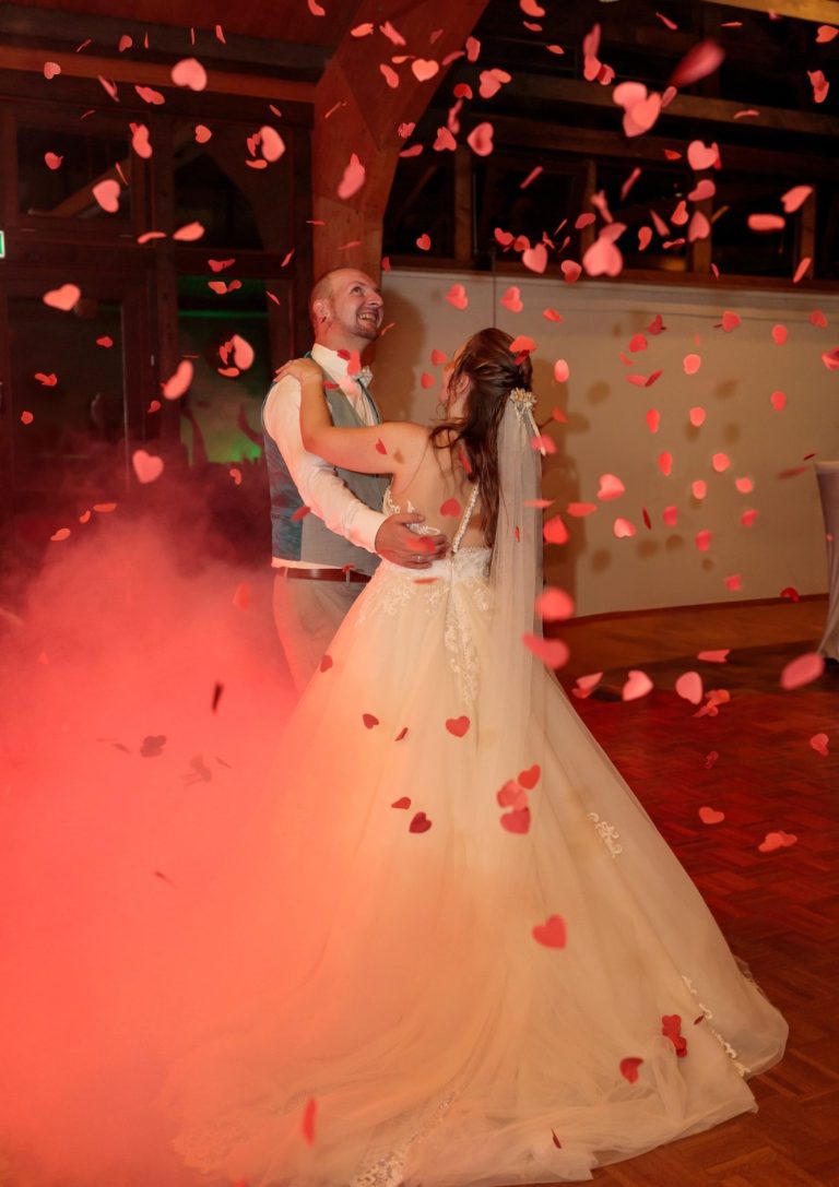 Hochzeit in Bad Driburg-Bad Hermansborn Braut und Bräutigam lächeln sich auf einem gepflasterten Weg in Bad Hermansborn-Bad Driburg an.
