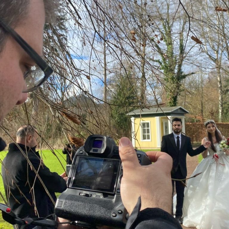 Kevin Brand Hochzeitsfotograf fängt ein Brautpaar in einer malerischen Umgebung ein.