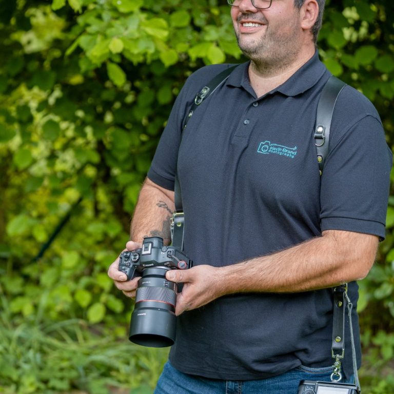 Hochzeits im GräflichenKurpark Bad Driburg Kevin Brand Hochzeitsfotograf fängt ein Brautpaar in einer malerischen Umgebung ein.