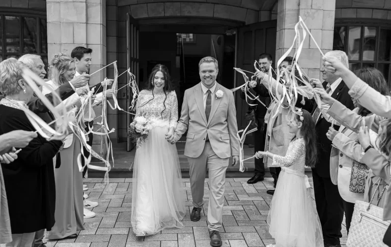 Rathaus Hochzeit Bad Driburg Brautpaar verlässt die Kirche, umgeben von jubelnden Gästen mit Konfetti.