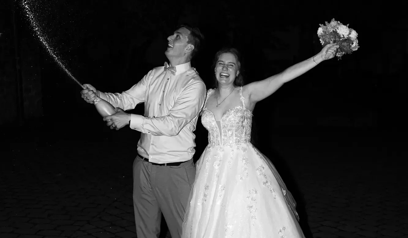 Hochzeitsfotograf Warburg Braut und Bräutigam feiern mit Konfetti, sie lächeln und strahlen vor Freude.